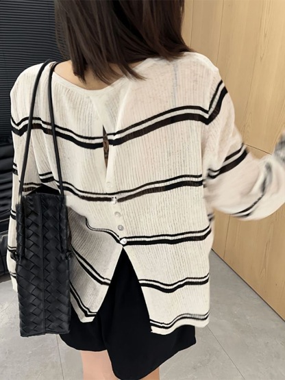 初秋款 條紋針織薄款長袖 後背鏤空鈕扣設計｜輕薄寬鬆 隨性百搭