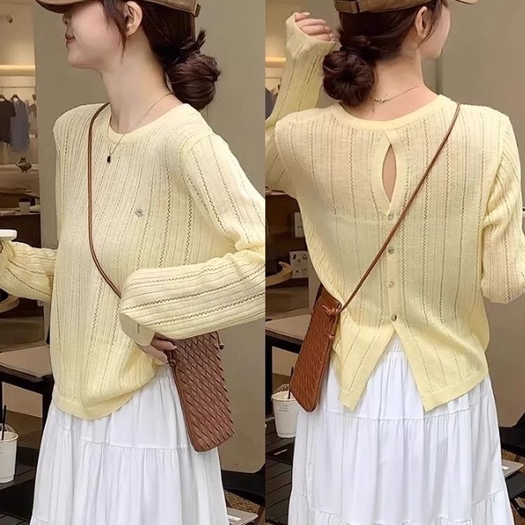 初秋款 針織薄款上衣 圓領套衫 後背鏤空鈕扣設計｜ 溫柔知性風