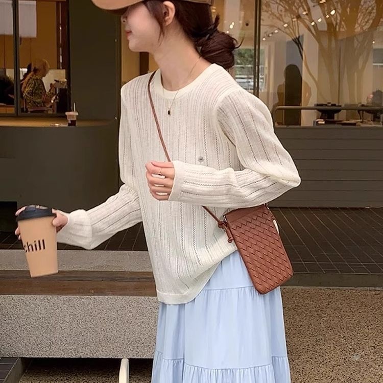 初秋款 針織薄款上衣 圓領套衫 後背鏤空鈕扣設計｜ 溫柔知性風