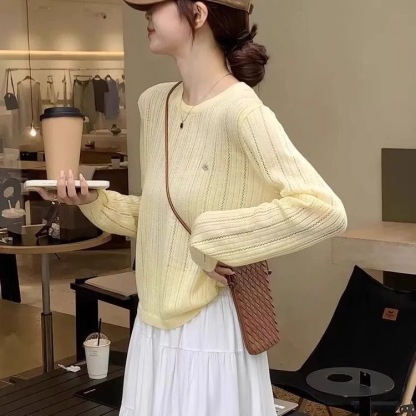 初秋款 針織薄款上衣 圓領套衫 後背鏤空鈕扣設計｜ 溫柔知性風