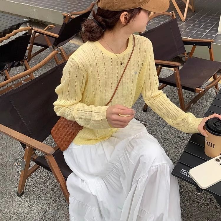 初秋款 針織薄款上衣 圓領套衫 後背鏤空鈕扣設計｜ 溫柔知性風