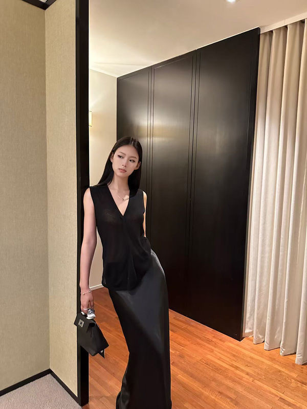 「限量」 老錢風 V領針織無袖上衣 輕薄設計感｜性感知性 通勤百搭