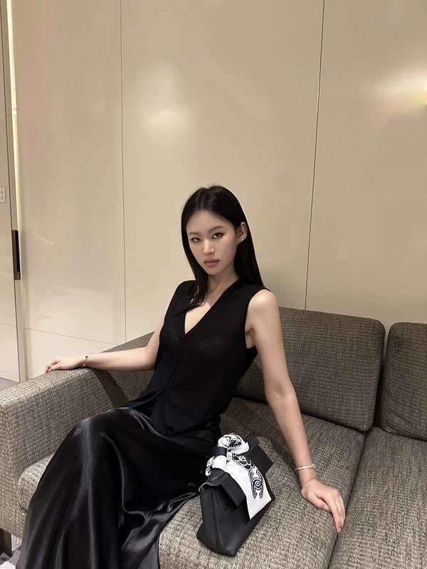 「限量」 老錢風 V領針織無袖上衣 輕薄設計感｜性感知性 通勤百搭