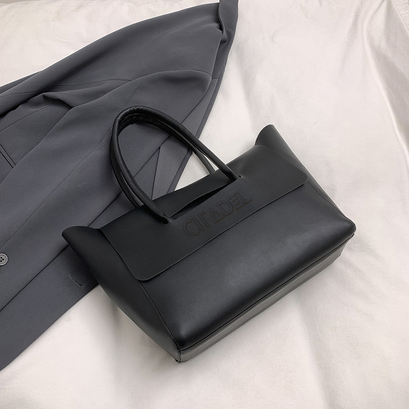 กระเป๋าโท้ท Unisex กระเป๋าสะพายข้างใบใหญ่ ดีไซน์ฝาเปิดหน้า ความจุสูง ใส่แล็ปท็อปและไอแพดได้ สัมผัสหนังพรีเมียมเรียบหรู ทรงคลาสสิกเหนือกาลเวลา ใช้ได้ทั้งผู้ชายและผู้หญิง สำหรับทำงานและใช้ในชีวิตประจำวัน
