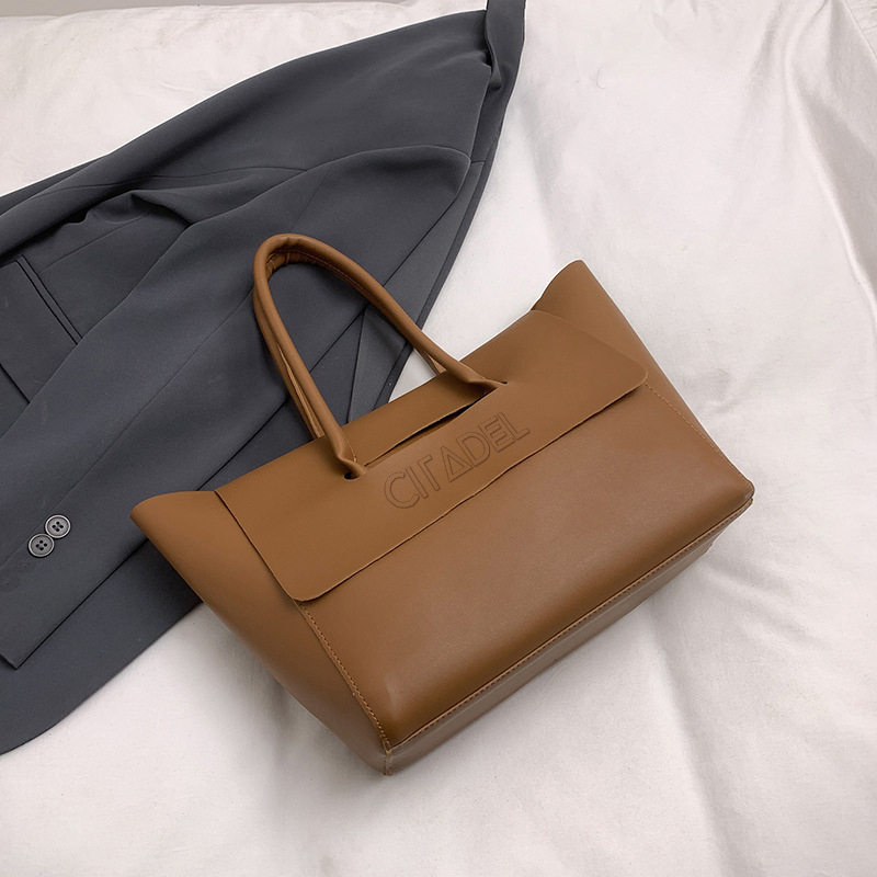กระเป๋าโท้ท Unisex กระเป๋าสะพายข้างใบใหญ่ ดีไซน์ฝาเปิดหน้า ความจุสูง ใส่แล็ปท็อปและไอแพดได้ สัมผัสหนังพรีเมียมเรียบหรู ทรงคลาสสิกเหนือกาลเวลา ใช้ได้ทั้งผู้ชายและผู้หญิง สำหรับทำงานและใช้ในชีวิตประจำวัน