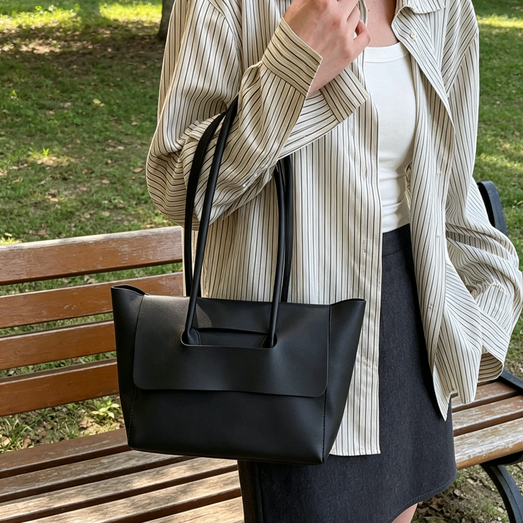 กระเป๋าโท้ท Unisex กระเป๋าสะพายข้างใบใหญ่ ดีไซน์ฝาเปิดหน้า ความจุสูง ใส่แล็ปท็อปและไอแพดได้ สัมผัสหนังพรีเมียมเรียบหรู ทรงคลาสสิกเหนือกาลเวลา ใช้ได้ทั้งผู้ชายและผู้หญิง สำหรับทำงานและใช้ในชีวิตประจำวัน