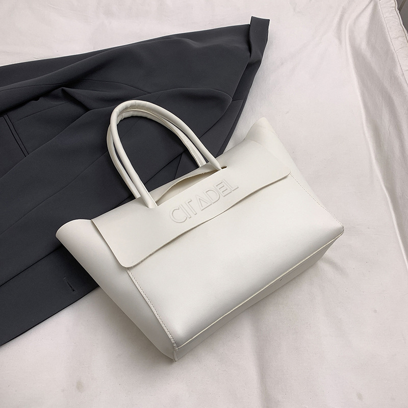 กระเป๋าโท้ท Unisex กระเป๋าสะพายข้างใบใหญ่ ดีไซน์ฝาเปิดหน้า ความจุสูง ใส่แล็ปท็อปและไอแพดได้ สัมผัสหนังพรีเมียมเรียบหรู ทรงคลาสสิกเหนือกาลเวลา ใช้ได้ทั้งผู้ชายและผู้หญิง สำหรับทำงานและใช้ในชีวิตประจำวัน