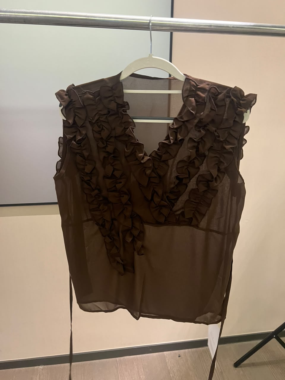 Ruffle-Front Sleeveles Blouse 2211