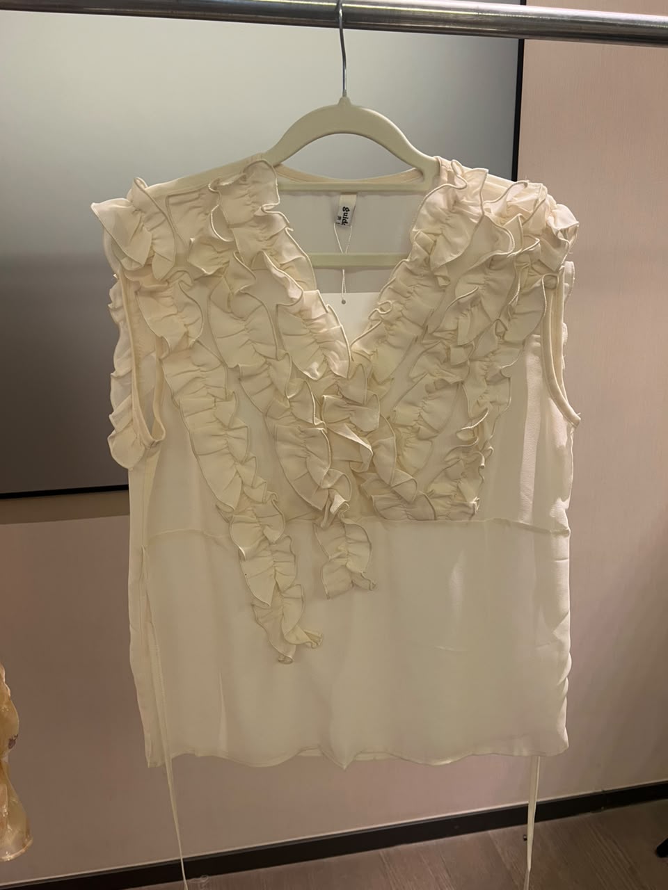 Ruffle-Front Sleeveles Blouse 2211