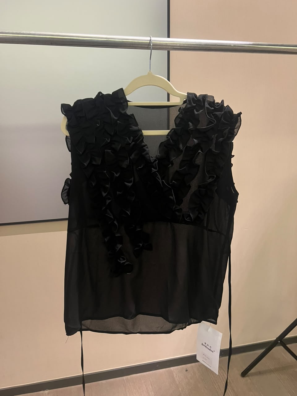 Ruffle-Front Sleeveles Blouse 2211