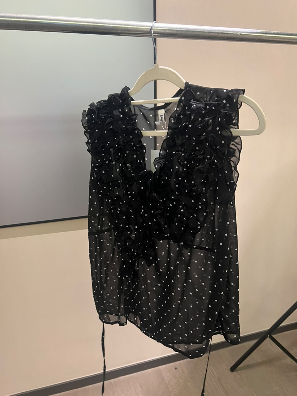 Ruffle-Front Sleeveles Blouse 2211
