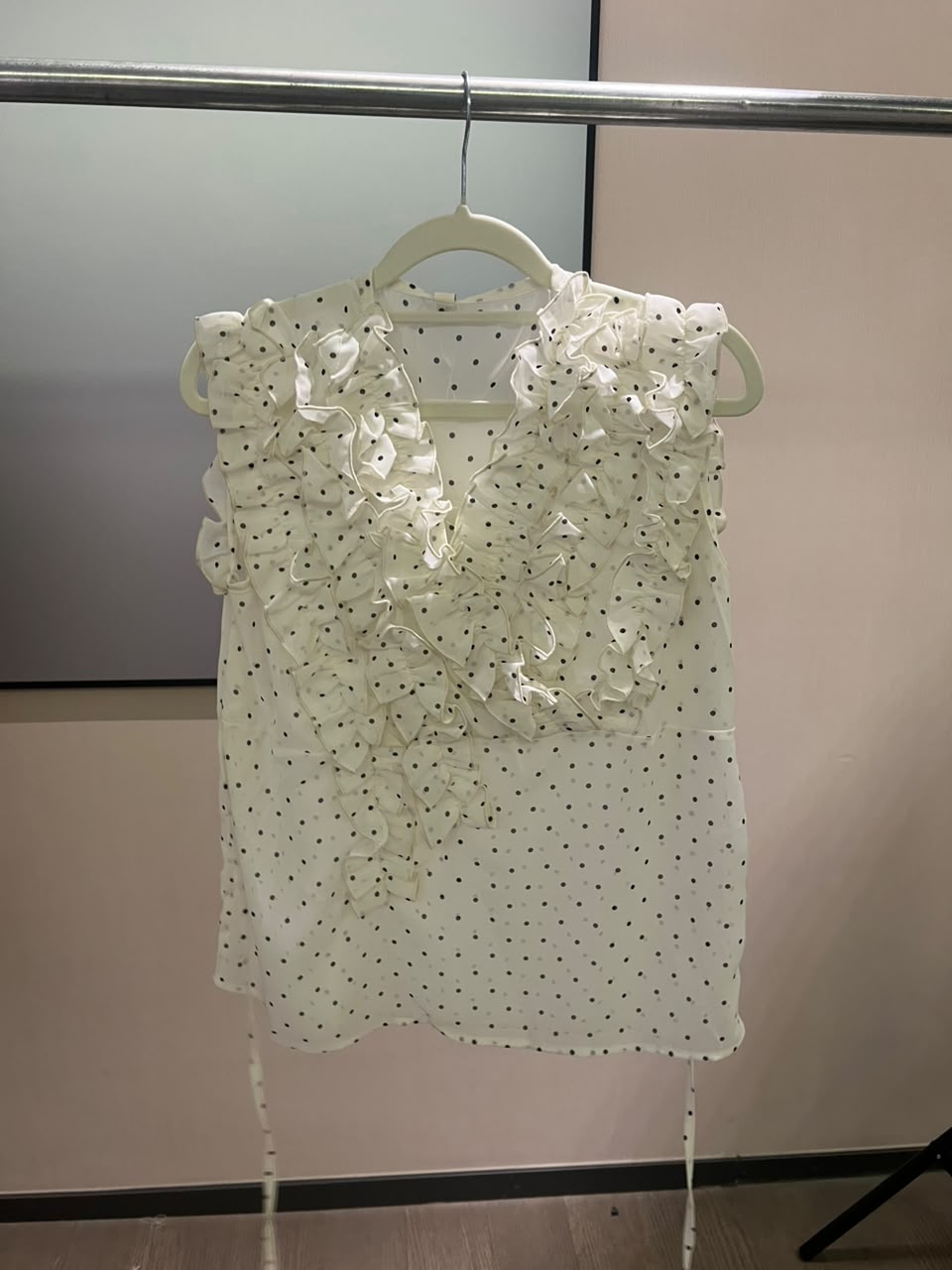 Ruffle-Front Sleeveles Blouse 2211