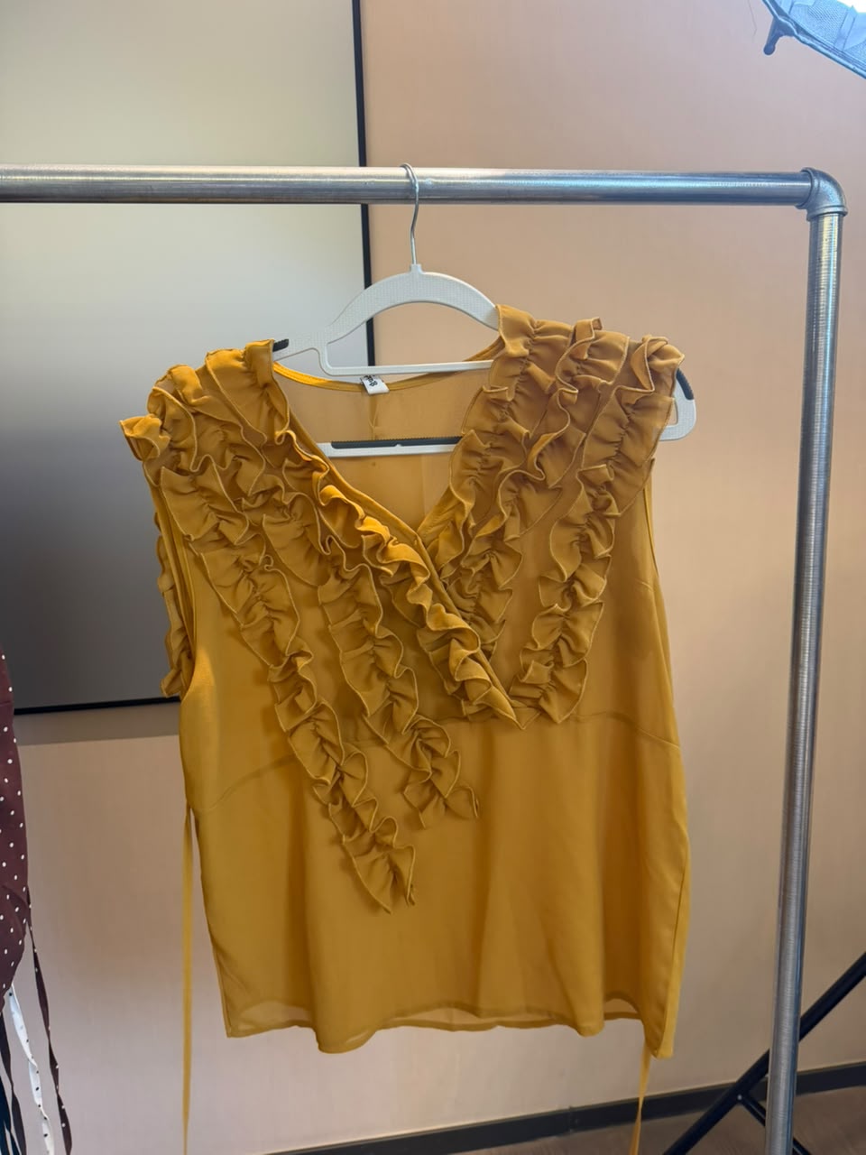 Ruffle-Front Sleeveles Blouse 2211