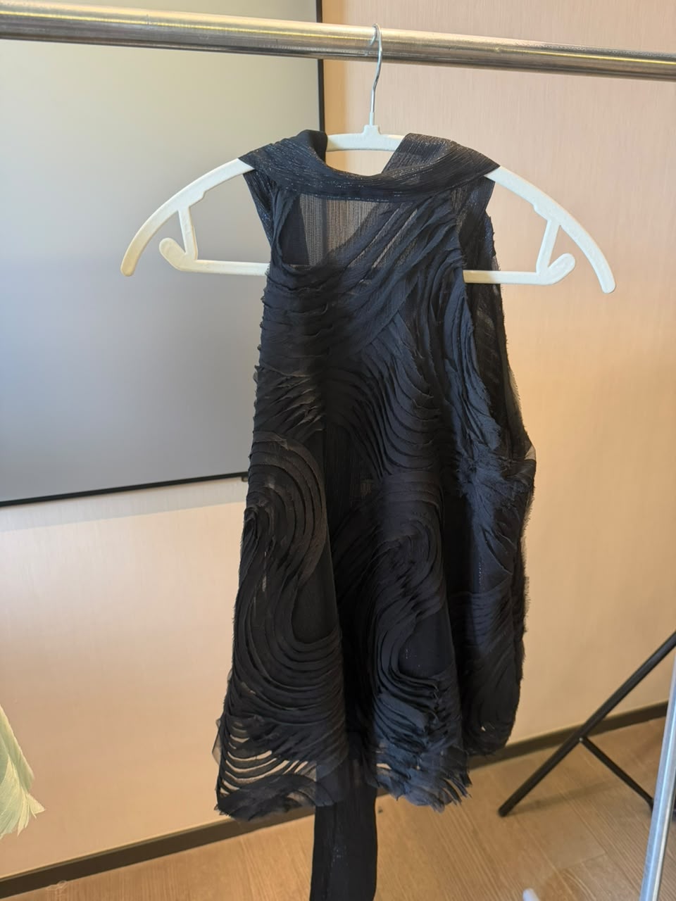Textured Swirl Sleeveless 2217