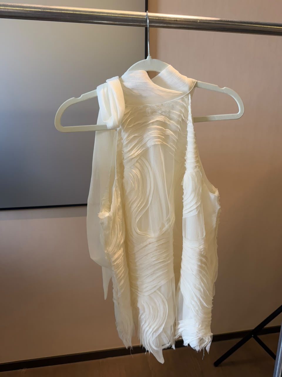 Textured Swirl Sleeveless 2217