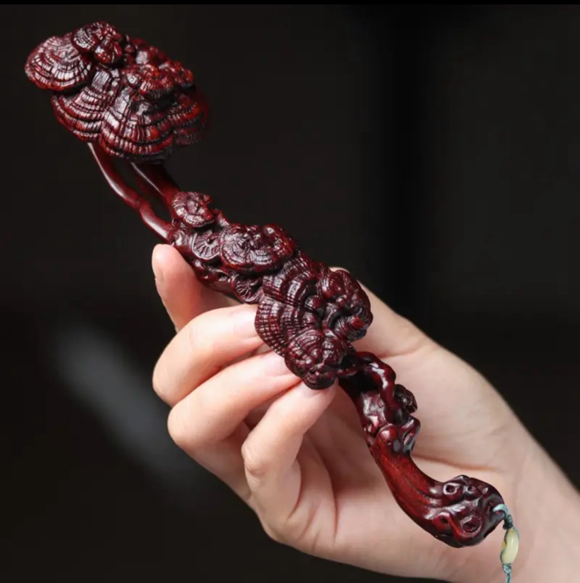 古い素材の小さな葉の赤い白檀の彫刻が施された霊芝如意の装飾品、手遊びペンダントジュエリー、遊び家の装飾ギフト