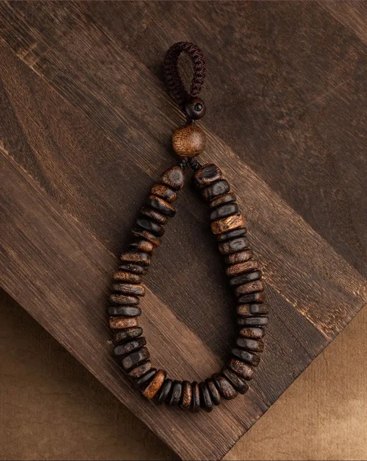 天然ダラガン形の沈香車のキーペンダントメンズレトロ高級キーホルダー忠実な沈香