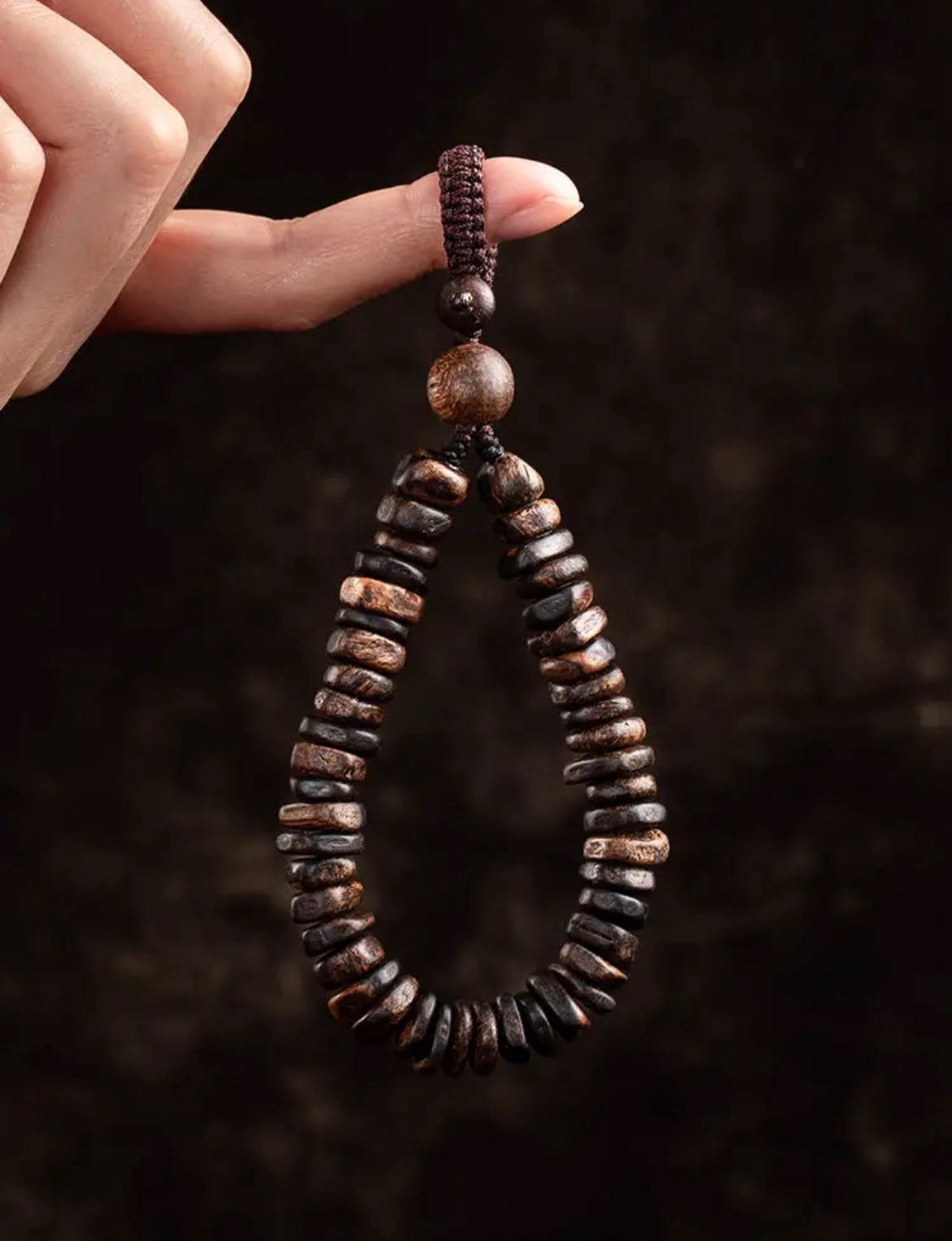 天然ダラガン形の沈香車のキーペンダントメンズレトロ高級キーホルダー忠実な沈香