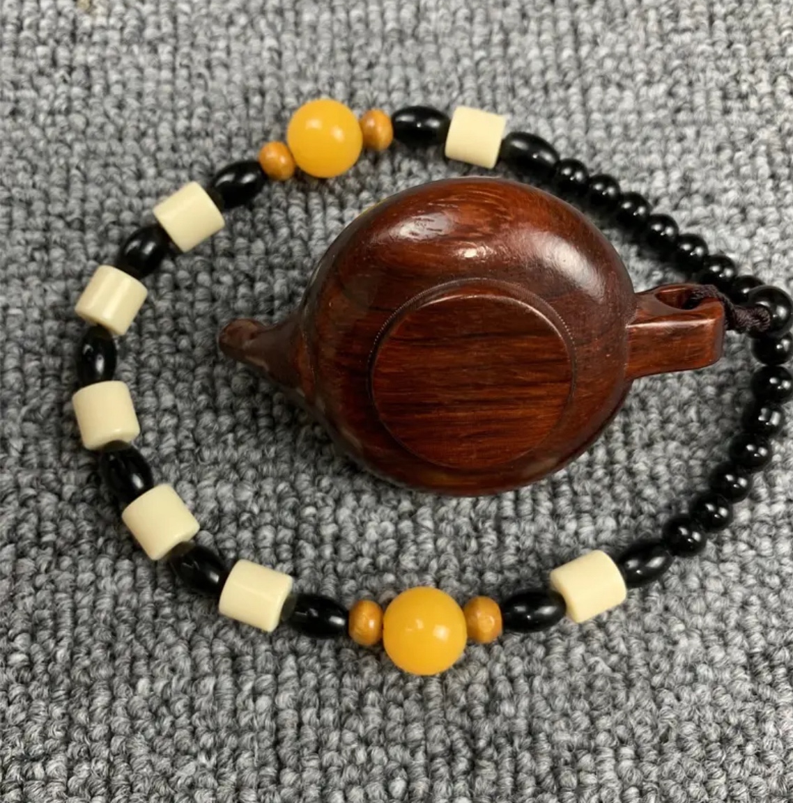 [ランダムカラーのストラップを送信]ローズウッド彫刻の小さなティーポットハンドルティーポットペンダントローズウッドハンドルティーポット