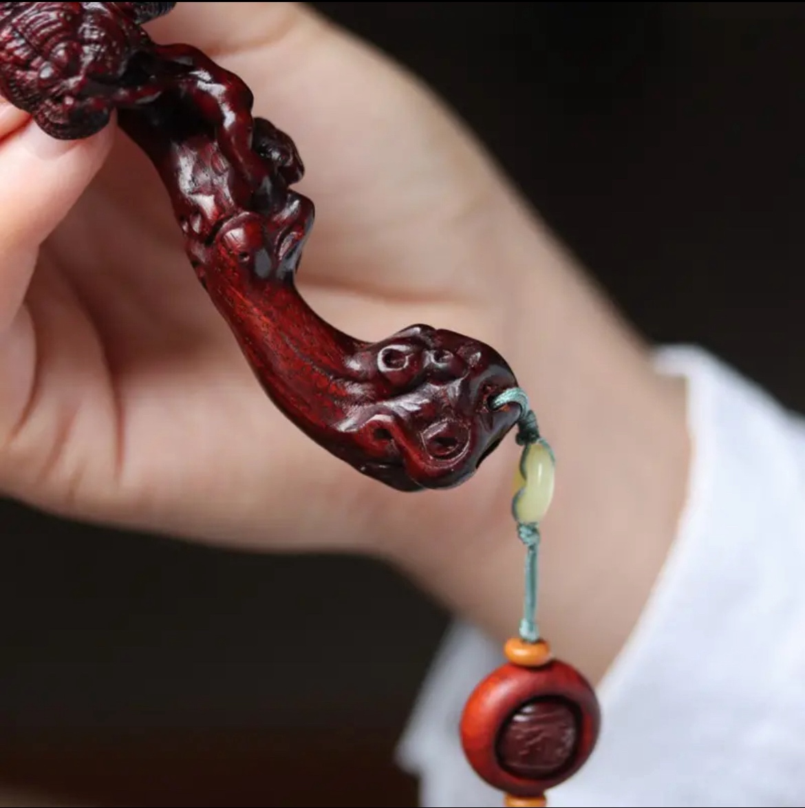 古い素材の小さな葉の赤い白檀の彫刻が施された霊芝如意の装飾品、手遊びペンダントジュエリー、遊び家の装飾ギフト