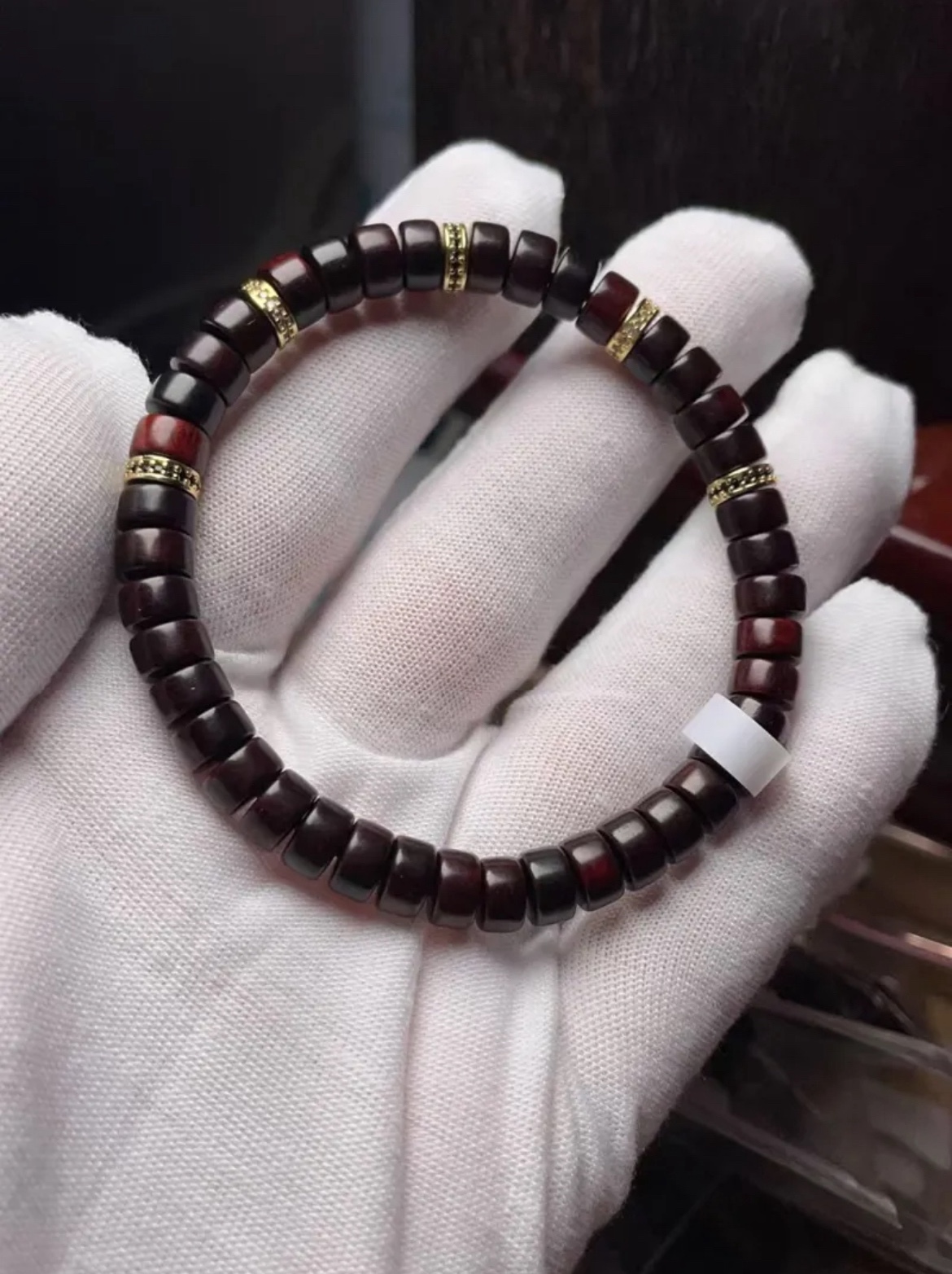 インドの小さな葉の赤いサンダルウッドのストレートカットタブレットビーズブレスレット、文湾仏教ビーズ、男性と女性のためのシンプルなサークル多用途の気質ブレスレット