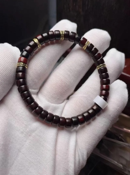 インドの小さな葉の赤いサンダルウッドのストレートカットタブレットビーズブレスレット、文湾仏教ビーズ、男性と女性のためのシンプルなサークル多用途の気質ブレスレット