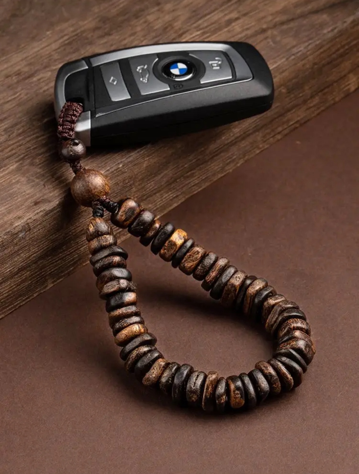 天然ダラガン形の沈香車のキーペンダントメンズレトロ高級キーホルダー忠実な沈香