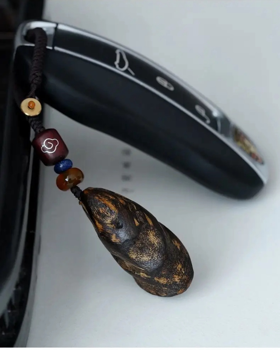 本物の沈香ペンダントのオリジナル装飾品。男性と女性へのギフト、車のキーホルダー、カップルジュエリー、高級ペンダントとして最適です。