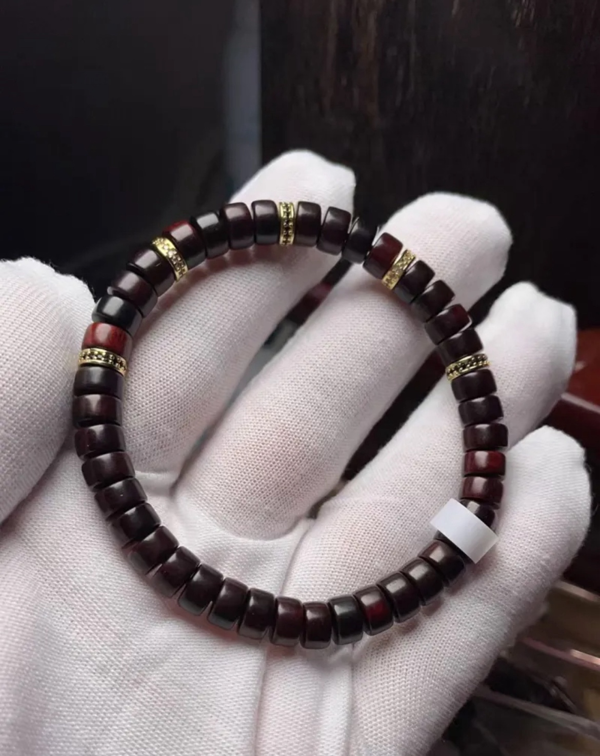 インドの小さな葉の赤いサンダルウッドのストレートカットタブレットビーズブレスレット、文湾仏教ビーズ、男性と女性のためのシンプルなサークル多用途の気質ブレスレット