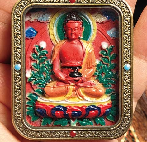 ブッダ彫刻のオレンジ赤ペンダント 蔵伝阿弥陀如来のタンカペンダント／赤砂彩色絵、立体彫刻、約47mm