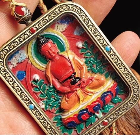 蔵伝阿弥陀如来のタンカペンダント／赤砂彩色絵、立体彫刻、約47mm×57mm、両面デザイン、紐付き