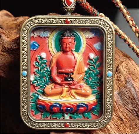 蔵伝阿弥陀如来のタンカペンダント／赤砂彩色絵、立体彫刻、約47mm×57mm、両面デザイン、紐付き