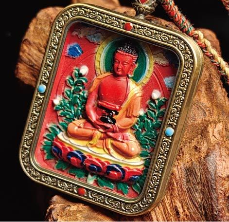 蔵伝阿弥陀如来のタンカペンダント／赤砂彩色絵、立体彫刻、約47mm×57mm、両面デザイン、紐付き
