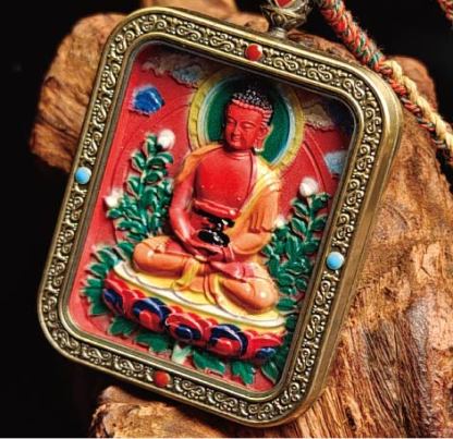蔵伝阿弥陀如来のタンカペンダント／赤砂彩色絵、立体彫刻、約47mm×57mm、両面デザイン、紐付き
