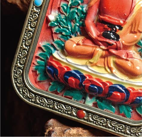 蔵伝阿弥陀如来のタンカペンダント／赤砂彩色絵、立体彫刻、約47mm×57mm、両面デザイン、紐付き