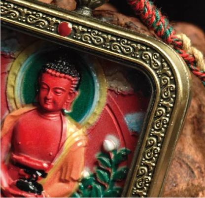 蔵伝阿弥陀如来のタンカペンダント／赤砂彩色絵、立体彫刻、約47mm×57mm、両面デザイン、紐付き