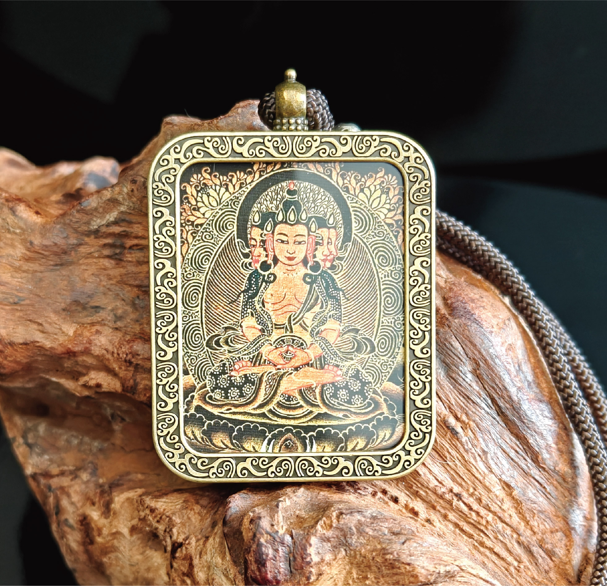 チベット伝承 大日如来 タンカペンダント/メッキ合金、両面デザイン、約40×50×8mm（紐含む）、ブラックゴールド