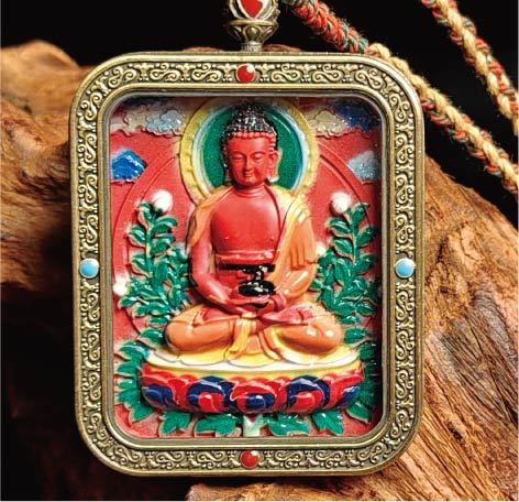 蔵伝阿弥陀如来のタンカペンダント／赤砂彩色絵、立体彫刻、約47mm×57mm、両面デザイン、紐付き