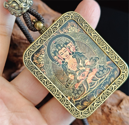 チベット伝承 大日如来 タンカペンダント/メッキ合金、両面デザイン、約40×50×8mm（紐含む）、ブラックゴールド