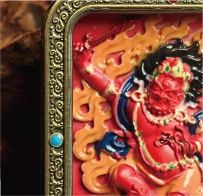 蔵伝不動明王のタンカペンダント／赤砂彩色絵、立体彫刻、約47mm×57mm、両面デザイン、紐付き