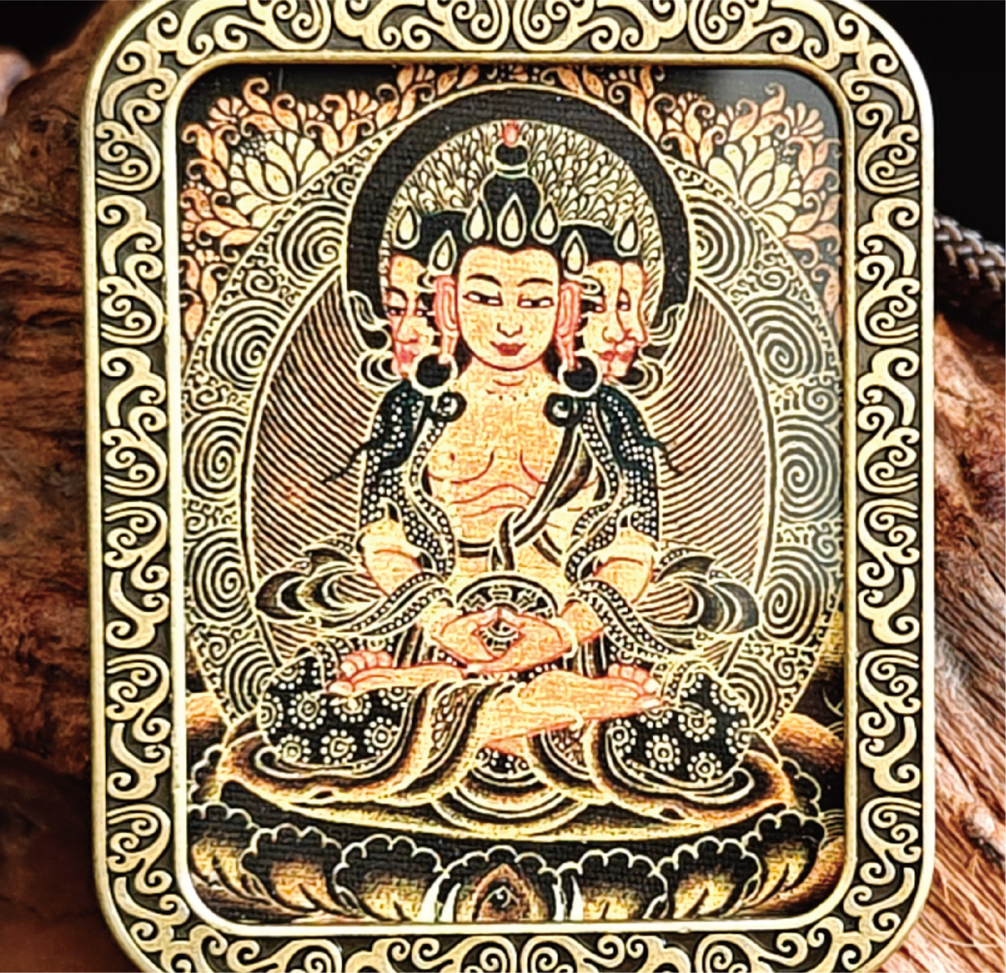 チベット伝承 大日如来 タンカペンダント/メッキ合金、両面デザイン、約40×50×8mm（紐含む）、ブラックゴールド