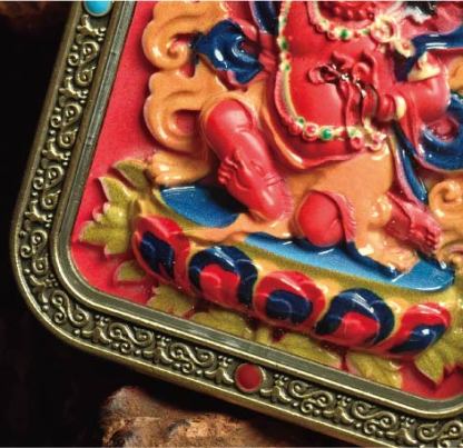 蔵伝不動明王のタンカペンダント／赤砂彩色絵、立体彫刻、約47mm×57mm、両面デザイン、紐付き