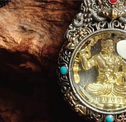 チベット密教のガルーダの造形、不動尊 のタンカペンダント / 電気めっき純銀、紐付き、雫型