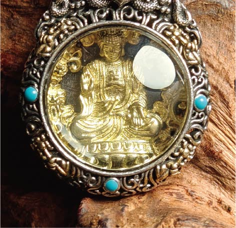 チベット密教のガルーダの造形、大日如来 のタンカペンダント / 電気めっき純銀、紐付き、雫型