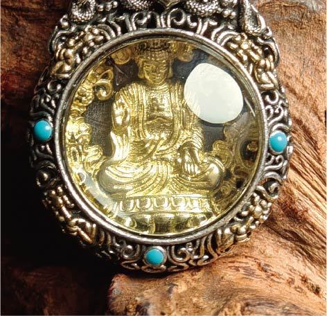 チベット密教のガルーダの造形、大日如来 のタンカペンダント / 電気めっき純銀、紐付き、雫型