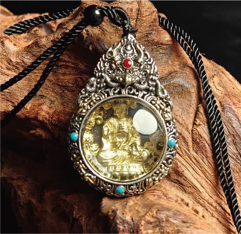 チベット密教のガルーダの造形、大日如来 のタンカペンダント / 電気めっき純銀、紐付き、雫型