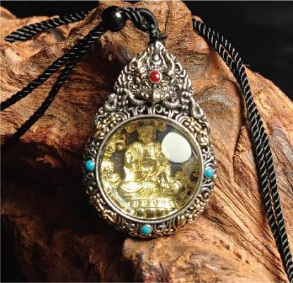 チベット密教のガルーダの造形、大日如来 のタンカペンダント / 電気めっき純銀、紐付き、雫型