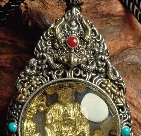 チベット密教のガルーダの造形、大日如来 のタンカペンダント / 電気めっき純銀、紐付き、雫型