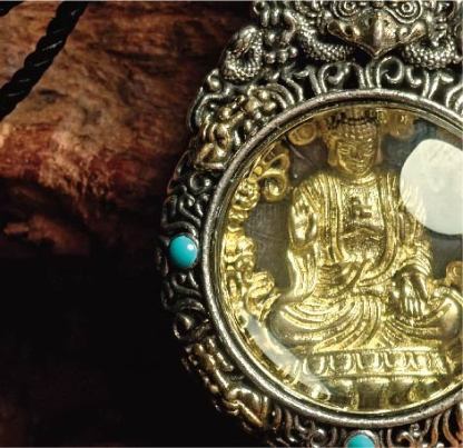 チベット密教のガルーダの造形、大日如来 のタンカペンダント / 電気めっき純銀、紐付き、雫型