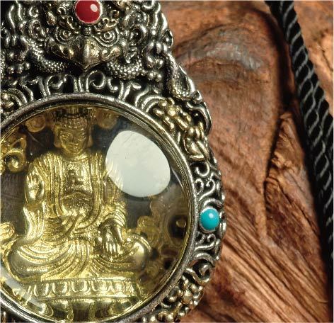 チベット密教のガルーダの造形、大日如来 のタンカペンダント / 電気めっき純銀、紐付き、雫型